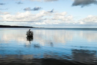Kıyıdaki eski tekne.