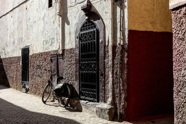 Велосипед на улицах Марокко — стоковое фото