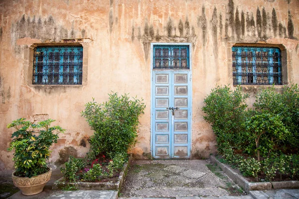 Двери и окна в Медине — стоковое фото