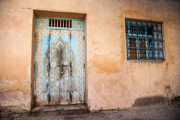 Двери и окна в Медине — стоковое фото