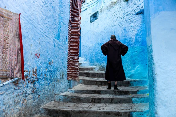 Mannen på gatan i Medina — Stockfoto
