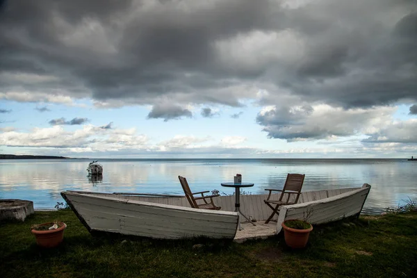 Kıyıdaki eski tekne.