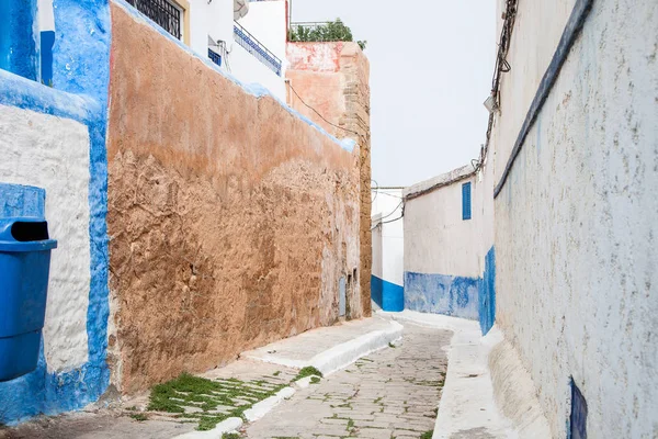 Голубые и белые улицы Марокко — стоковое фото
