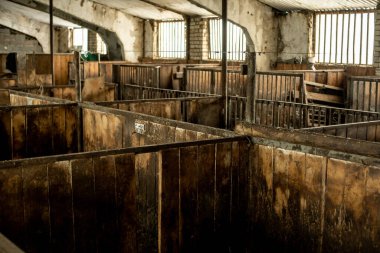 Çiftlik hayvanları için ağıllar, çiftlik hayvanları için kafesler.