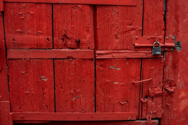 鍵付きの小さな木製の納屋のドア — ストック写真