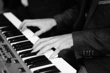 bir synthesizer piyanistin elleri