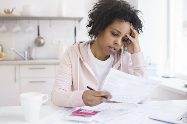 不安的非洲裔美国女性坐在厨房桌子上与笔记本电脑 处理财务压力和压力 因为抵押债务 担心很多或感到焦虑的钱 — 图库照片