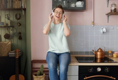 MusicAll uygulaması ile kablosuz kulaklık kullanarak ve ev işleri yerine en sevdiğiniz şarkı komik Şirin genç ve güzel kadın. En iyi parça, albüm, melodi veya şarkı. Bir yıldız kavramı olmak istiyorum. 