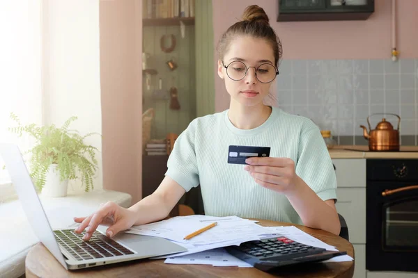 Mujer Hermosa Joven Haciendo Transacción Utilizando Aplicación Bancaria Línea —  Fotos de Stock