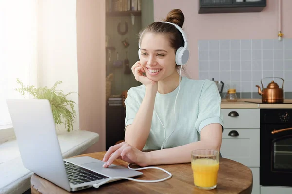 Vackra Unga Leende Kvinna Sitter Inomhus Köket Prata Med Kompis — Stockfoto