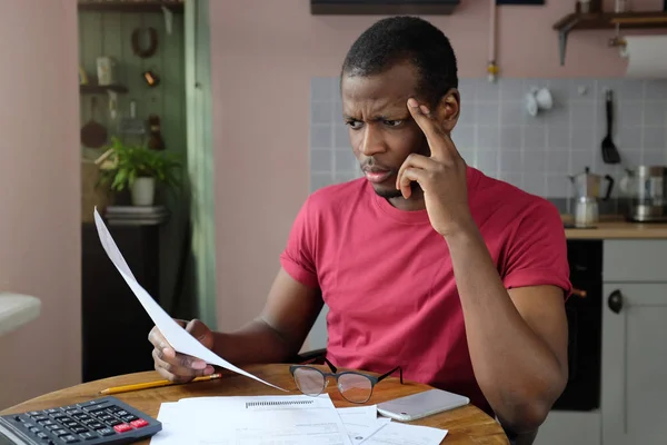 Jovem Frustrado Cansado Afro Americano Infeliz Com Problemas Financeiros Sentado — Fotografia de Stock