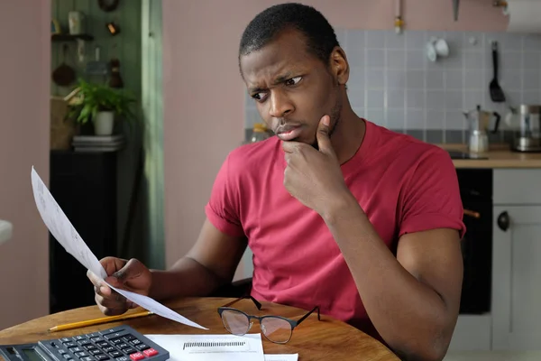 Retrato Del Joven Afroamericano Sentado Mesa Cocina Calculando Gastos Tratando —  Fotos de Stock