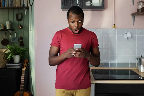 Shocked Stunned Surprised Young African American Man Reads Unexpected News — Stock Photo, Image