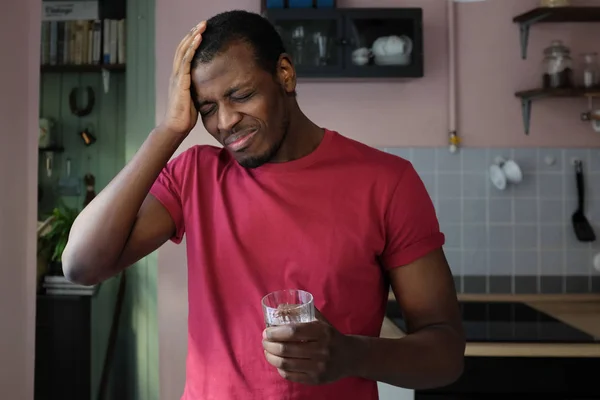 Jovem Afro Americano Sofrendo Dor Cabeça Severa Seu Interior Cozinha — Fotografia de Stock