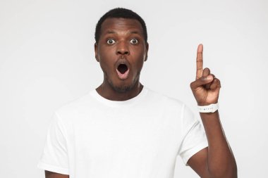 Bir fikrim var! Yakışıklı afrcian Amerikalı adam parmak tutmak yukarıya doğru başının üzerinde bir şeyler gösteriyor, işaret parmağı ile jest yapma çekti. Eureka, çözüm imzalamak