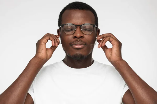 Primer Plano Atractivo Joven Afroamericano Camiseta Blanca Escuchando Canción Favorita —  Fotos de Stock