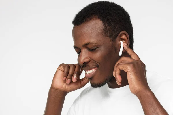 Jonge Afro Amerikaanse Man Dragen Draadloze Earbuds Lege Witte Shirt — Stockfoto