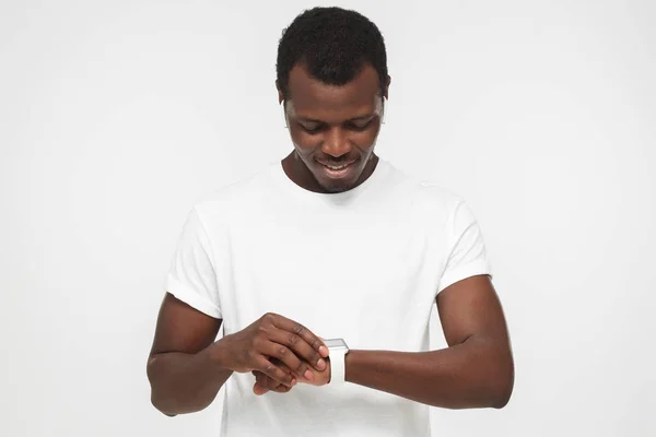 아프리카계 미국인 남자가 헤드폰 셔츠를 스크린 스마트 시계를 — 스톡 사진