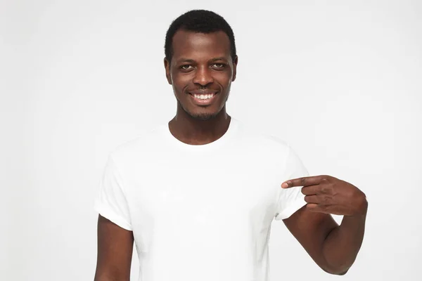 Jonge Afro Amerikaanse Man Wijzen Met Wijsvinger Lege Witte Shirt — Stockfoto