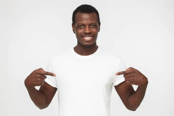 Lachende Aardige Afro Amerikaanse Man Wijzend Lege Witte Shirt Met — Stockfoto