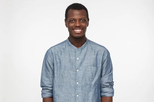 Horizontaal Shot Van Knappe African American Man Blauw Shirt Geïsoleerd — Stockfoto