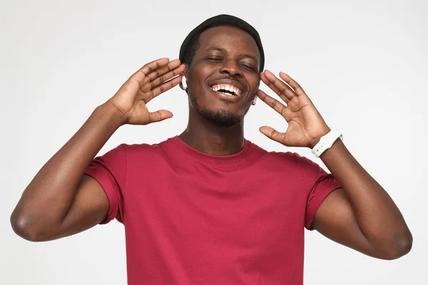 Knappe African American Jongeman Geïsoleerd Een Grijze Achtergrond Het Dragen — Stockfoto