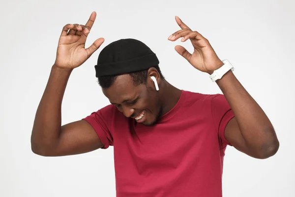 Joven Hombre Africano Guapo Con Auriculares Inalámbricos Camiseta Roja Escuchando — Foto de Stock