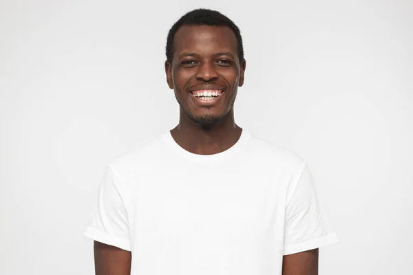 미소를 광범위 잘생긴 이루어지지 아프리카계 미국인 남자의 주사를 닫습니다 — 스톡 사진