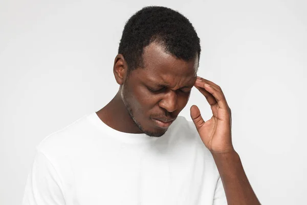 Molesto Joven Afroamericano Infeliz Tocando Cabeza Con Mano Sufriendo Dolor —  Fotos de Stock