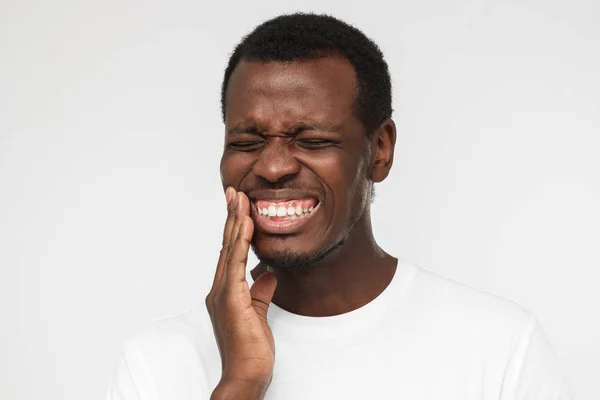 Indoor Portret Van Jonge Bezorgd Afro Amerikaanse Man Geïsoleerd Een — Stockfoto