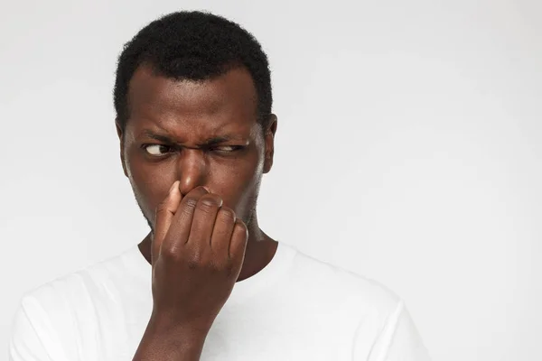 African American Man Lege Witte Tshirt Geïsoleerd Grijze Achtergrond Houden — Stockfoto