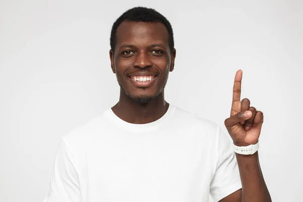 Aantrekkelijke Jonge Afro Amerikaanse Man Witte Shirt Met Zijn Vinger — Stockfoto