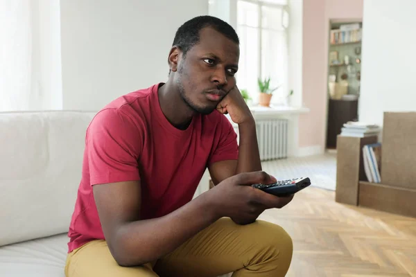 Foto Interior Jovem Africano Que Fica Casa Frente Com Controle — Fotografia de Stock