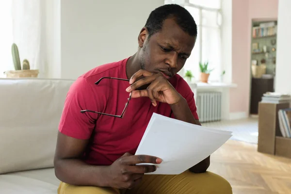 Photo Young African American Man Sitting Couch Home Holding Documents — Stock Photo, Image