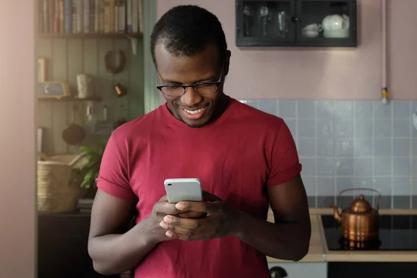 Retrato Primer Plano Del Hombre Africano Guapo Con Gafas Camiseta —  Fotos de Stock