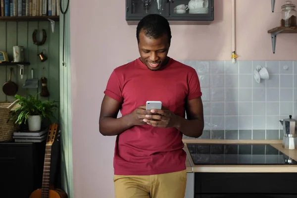 Picture Young African American Man Standing His Kitchen Using Smartphone — Stock Photo, Image