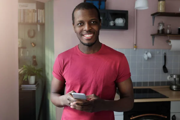 Imagem Horizontal Belo Homem Africano Passando Tempo Livre Casa Tendo — Fotografia de Stock