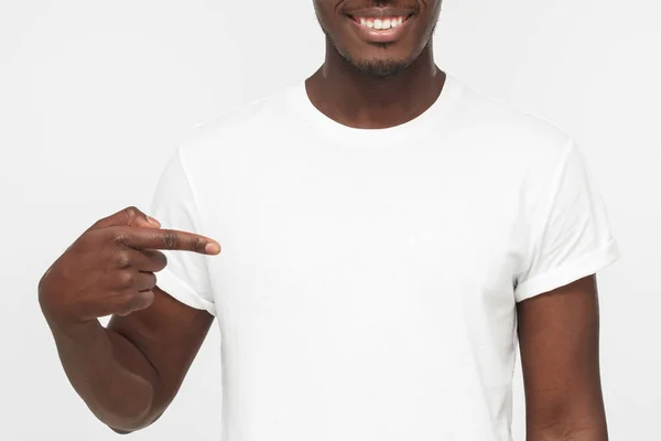 Sonriente Hombre Afroamericano Agradable Apuntando Camiseta Blanca Blanco Con Dedo — Foto de Stock