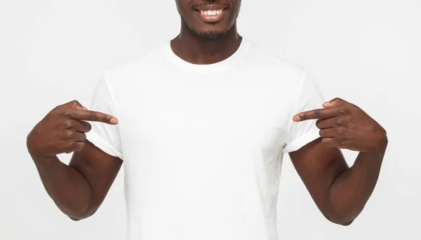 Sorrindo Bom Homem Afro Americano Apontando Para Camiseta Branca Branco — Fotografia de Stock