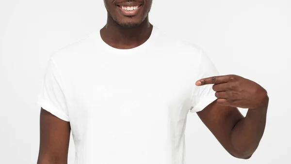 Unga Afroamerikanska Man Peka Med Pekfingret Blank Vit Shirt Med — Stockfoto