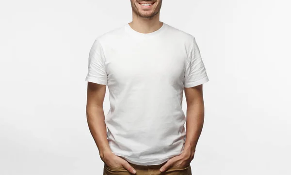 Yakışıklı Adam Beyaz Tshirt Gülümseyen Gri Arka Plan Üzerinde Izole — Stok fotoğraf
