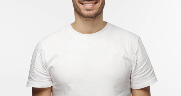 Junger Lächelnder Optimistischer Mann Weißem Shirt Steht Isoliert Auf Hellgrauem — Stockfoto