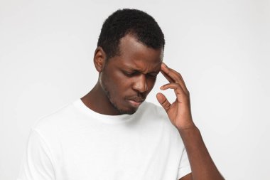 Genç yakışıklı Afrika adam zor sorun ve aradığınız çözüm yüz ifadesi acı düşünce ile karşı karşıya parmak ile Tapınak dokunmadan gri arka plan üzerinde izole yatay çekim