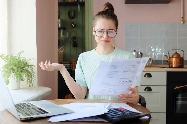 Nahaufnahme Foto Einer Jungen Gut Aussehenden Frau Lässiger Kleidung Die — Stockfoto