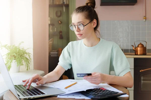 Closeup Photo Young European Caucasian Girl Staying Her Kitchen Afternoon — Stock Photo, Image