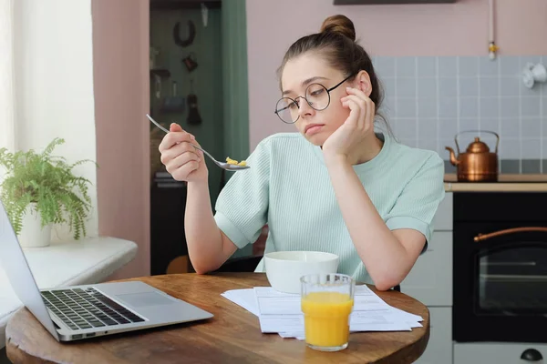 Binnen Foto Van Jonge Europese Kaukasische Vrouwelijke Met Hairbun Brillen — Stockfoto