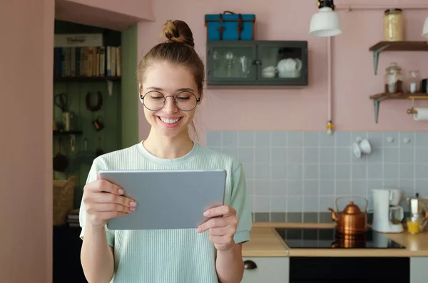 Vnitřní Obrázek Mladými Evropskými Kavkazský Žena Nosí Módní Brýle Hairbun — Stock fotografie