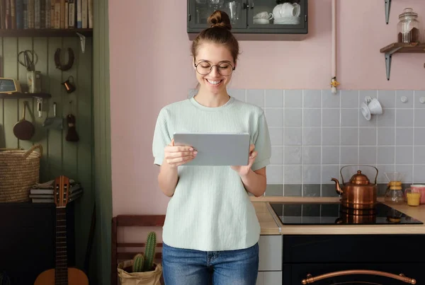 Detailní Foto Atraktivní Evropské Slečna Obrázku Její Kuchyni Počítačem Tablet — Stock fotografie