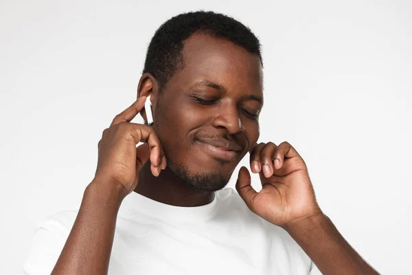 Binnen Foto Van Jonge African American Man Die Geïsoleerd Grijze — Stockfoto