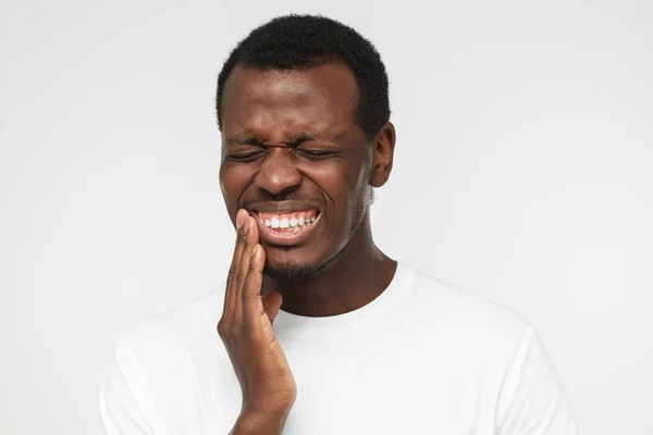 Binnen Foto Van Jonge African American Man Geïsoleerd Grijze Achtergrond — Stockfoto